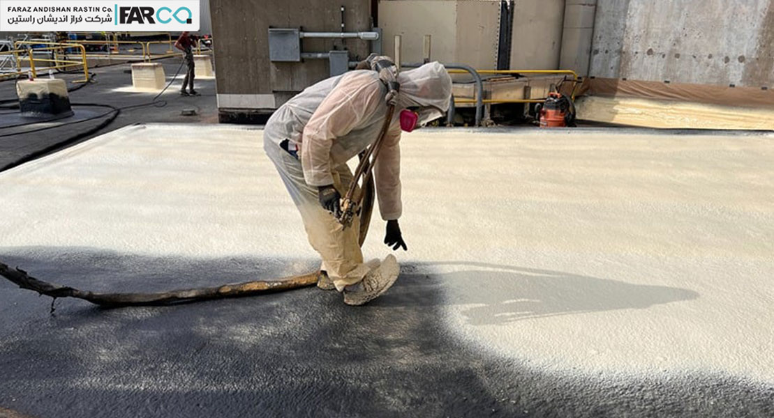 اجرای عایق نانو پشت بام روی سطح سقف برای جلوگیری از نفوذ رطوبت